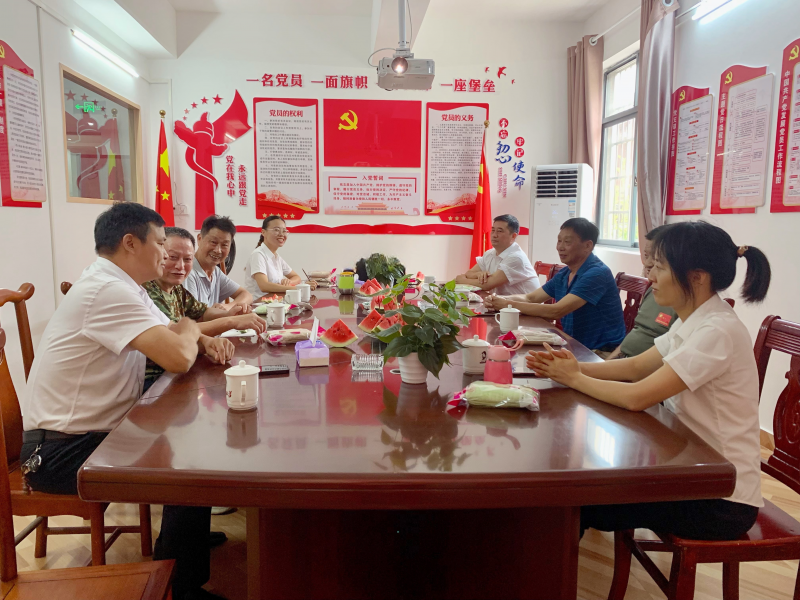 “八一”退役軍人、軍嫂座談會(huì)